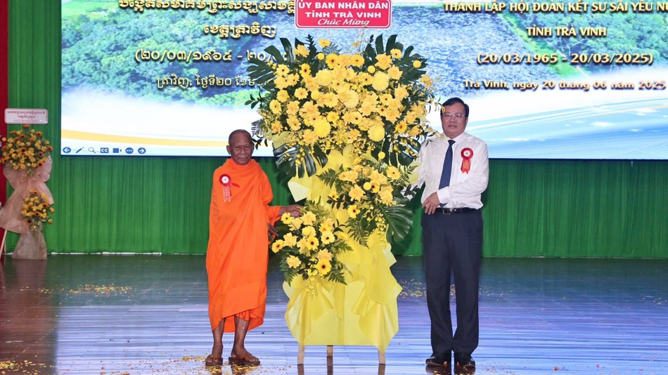 Lãnh đạo UBND tỉnh Trà Vinh tặng hoa chúc mừng Lãnh đạo UBND tỉnh Trà Vinh tặng hoa chúc mừng