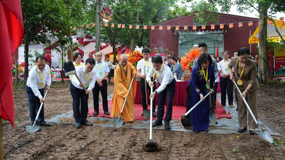 Đại tướng Lương Tam Quang cùng các đại biểu động thổ khởi công tu bổ, tôn tạo di tích chùa Phúc Lâm cổ Đại tướng Lương Tam Quang cùng các đại biểu động thổ khởi công tu bổ, tôn tạo di tích chùa Phúc Lâm cổ