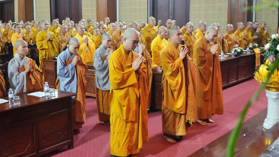 Đại diện Tăng Ni hành giả an cư trường hạ Sóc Thiên Vương dâng lời tác bạch Đại diện Tăng Ni hành giả an cư trường hạ Sóc Thiên Vương dâng lời tác bạch