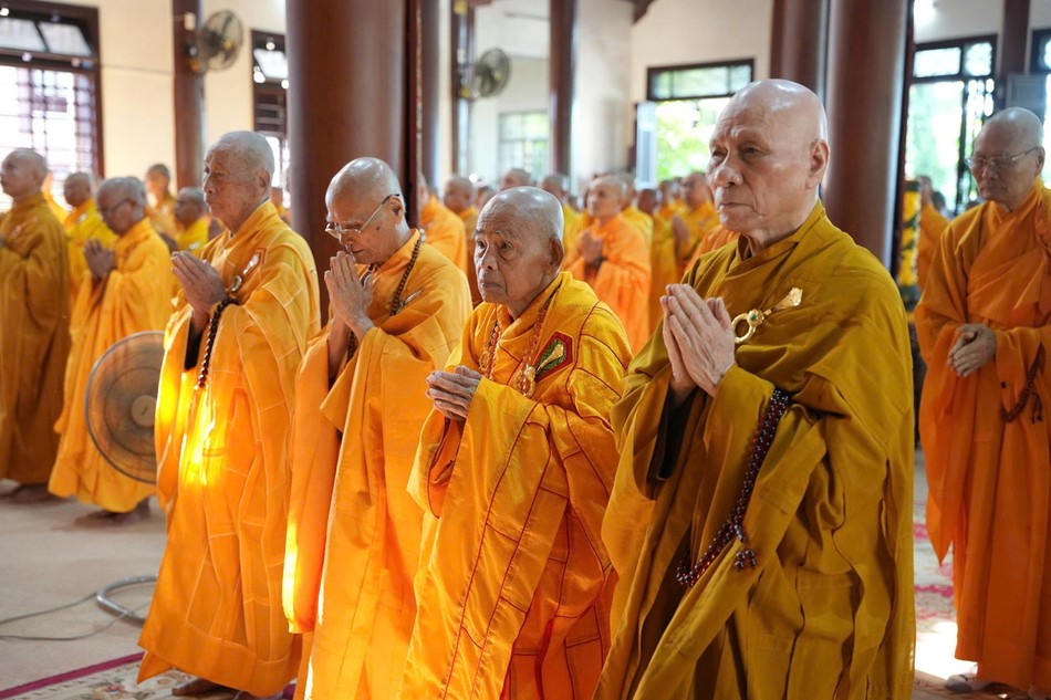 Chư tôn Trưởng lão Hòa thượng tại trú xứ an cư trên địa bàn TP.Huế tham dự Lễ Bố-tát