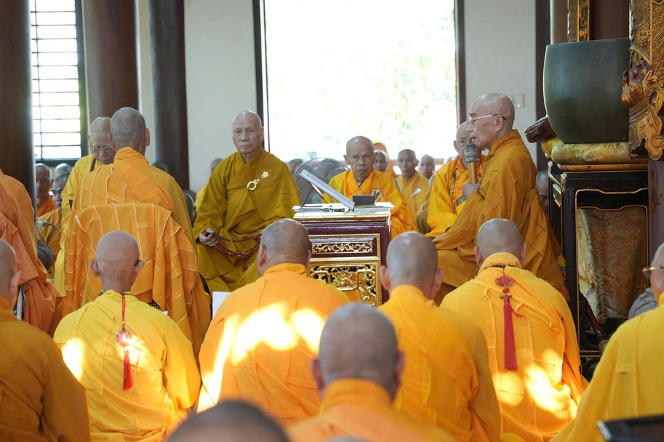 Trưởng lão Hòa thượng Thích Quang Nhuận thuyết giới Tỳ-kheo trong kỳ Bố-tát