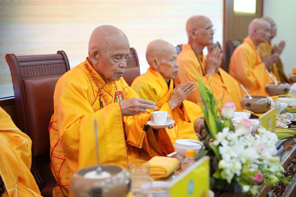 Trưởng lão Hòa thượng Thích Đức Thanh chú nguyện xuất sanh để thí cho đại bàng