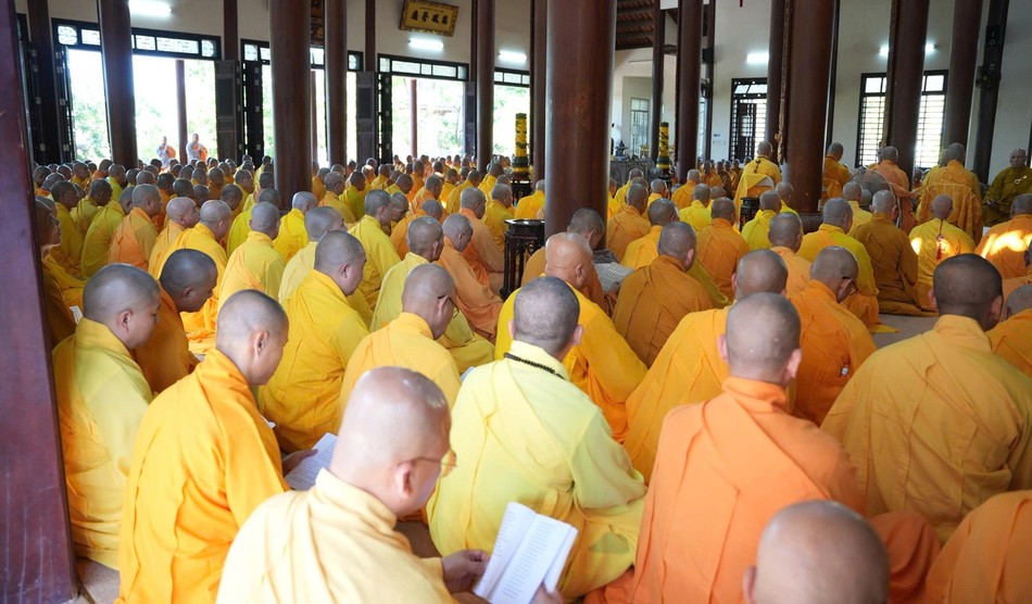 Chư Tăng trang nghiêm thanh tịnh thính giới