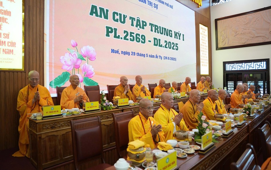 Chư Tăng tập trung cùng nhau thực hiện nghi thức Quá đường mỗi nửa tháng trong mùa An cư