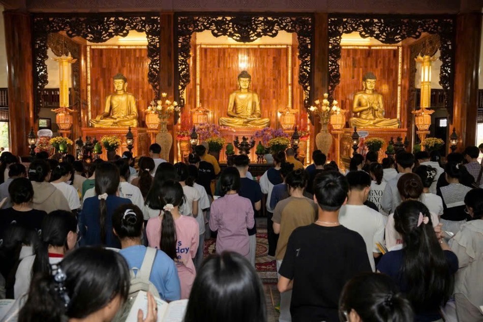 Hướng về Tam bảo cầu nguyện