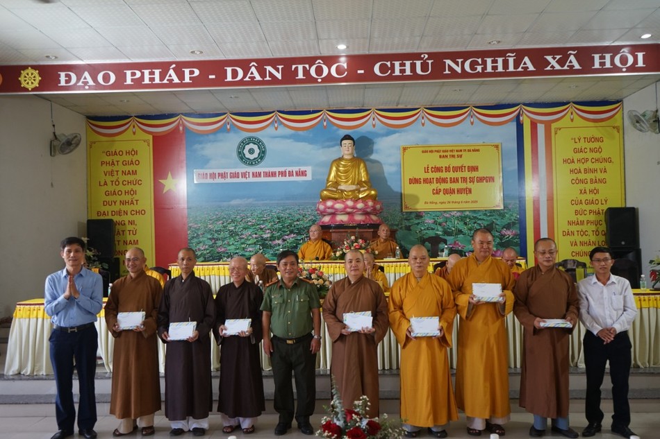 Tặng quà kỷ niệm đến Ban Trị sự 7 quận, huyện Tặng quà kỷ niệm đến Ban Trị sự 7 quận, huyện