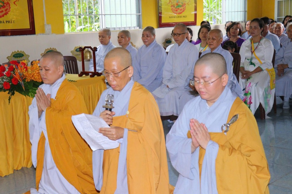 Sư cô Thích nữ Long Điền dâng lời phát nguyện