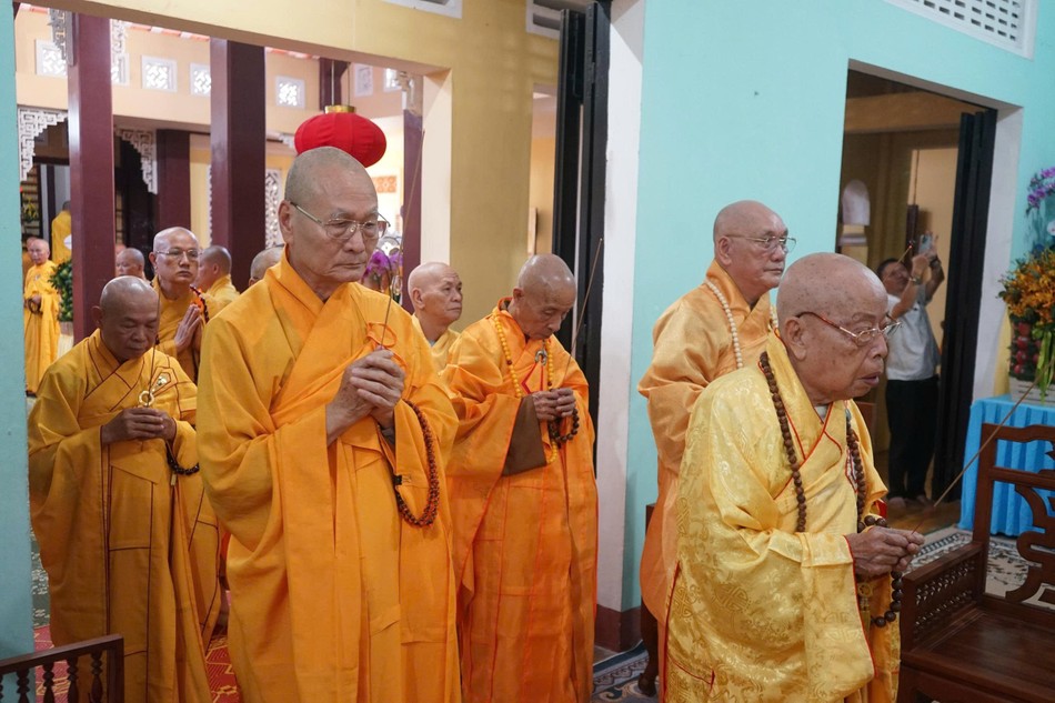 Chư tôn giáo phẩm thắp hương tưởng niệm Chư tôn giáo phẩm thắp hương tưởng niệm