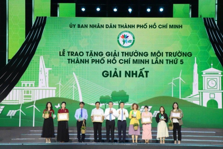 Trao Giải thưởng Môi trường lần thứ 5 cho các cá nhân và tập thể có nhiều đóng góp tích cực trong công tác bảo vệ môi trường Trao Giải thưởng Môi trường lần thứ 5 cho các cá nhân và tập thể có nhiều đóng góp tích cực trong công tác bảo vệ môi trường