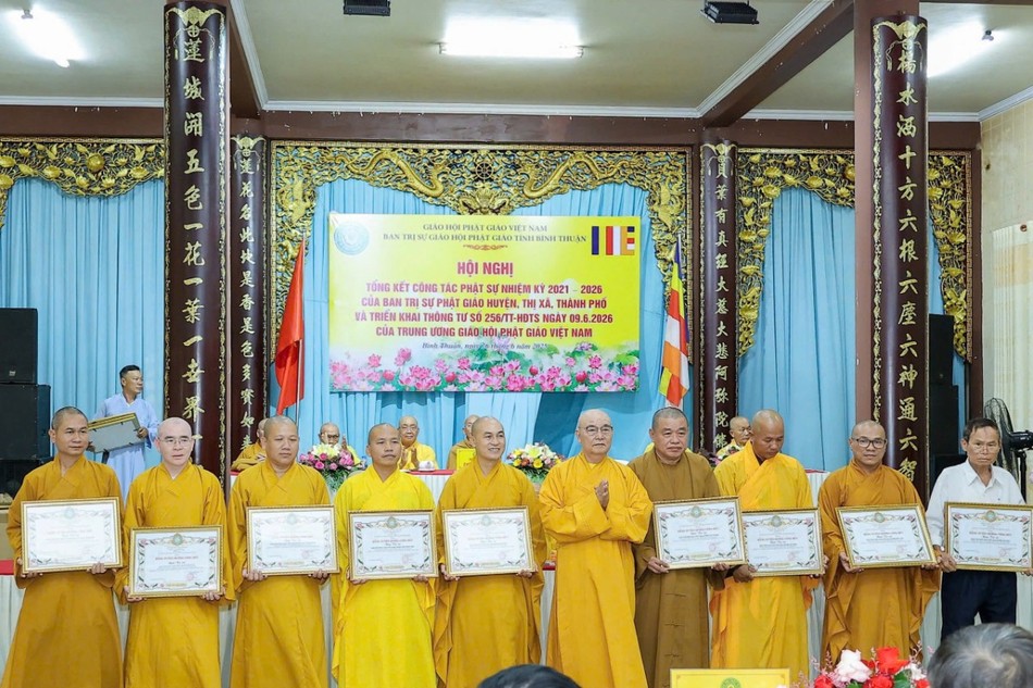 Trao Bằng tuyên dương công đức Trao Bằng tuyên dương công đức