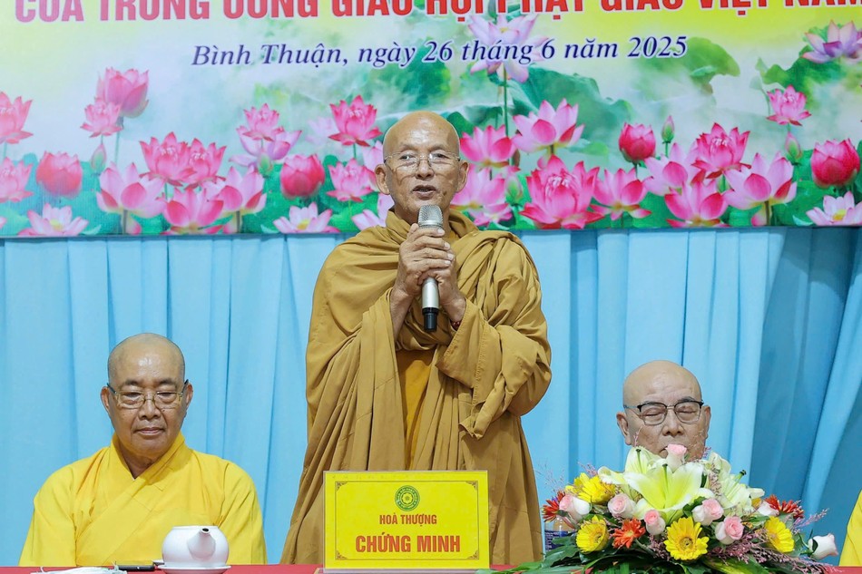 Trưởng lão Hòa thượng Thích Giác Sơn ban đạo từ Trưởng lão Hòa thượng Thích Giác Sơn ban đạo từ