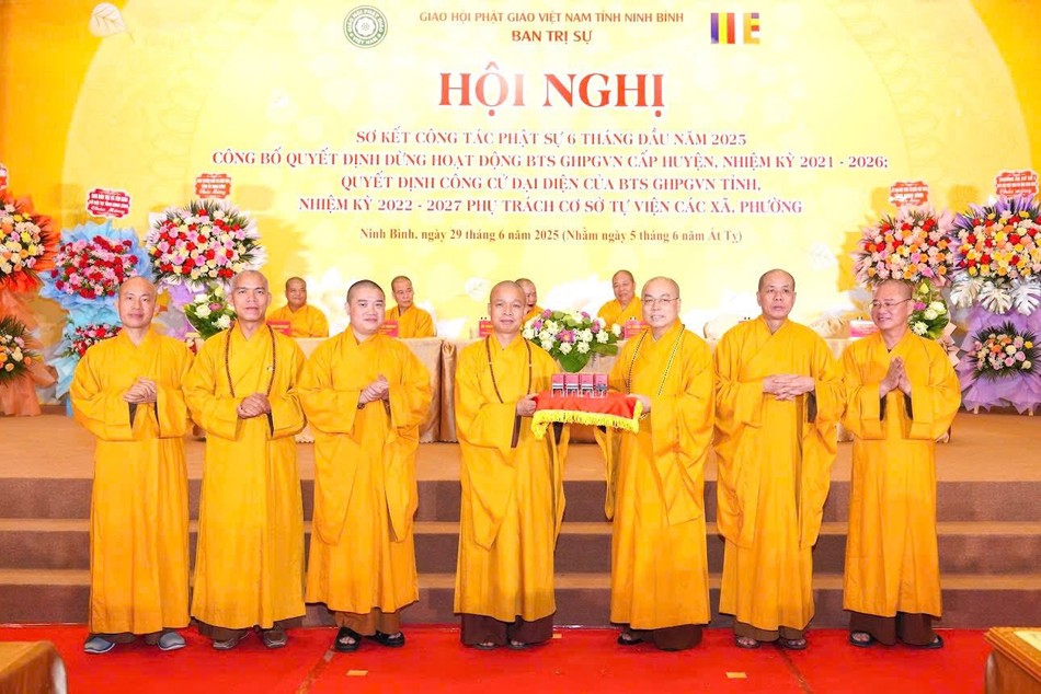 Ban Trị sự Phật giáo các huyện, thành phố trao trả con dấu Ban Trị sự Phật giáo các huyện, thành phố trao trả con dấu