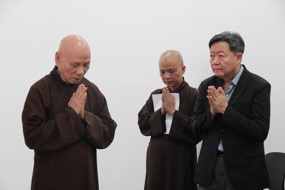 Trưởng lão Hòa thượng Thích Giác Quang bày tỏ niềm xúc động sau khi được nghe lại pháp âm của các bậc tôn túc và có lời tán dương đối với gia đình cố Phật tử Tâm Đại – Lê Văn Dũng