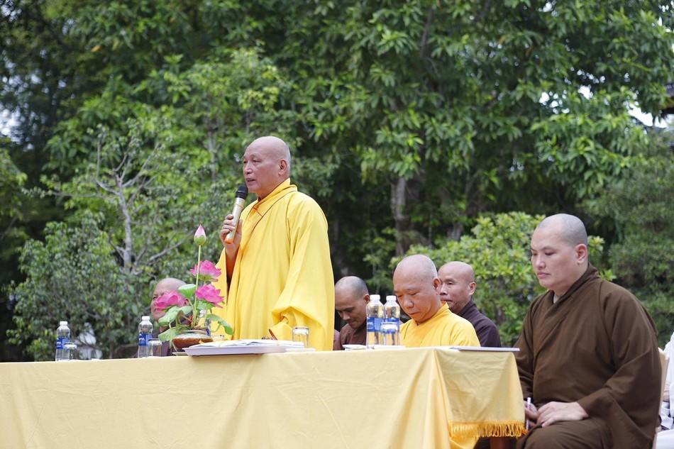 Hòa thượng Thích Phước Minh sách tấn Tăng Ni sinh Hòa thượng Thích Phước Minh sách tấn Tăng Ni sinh