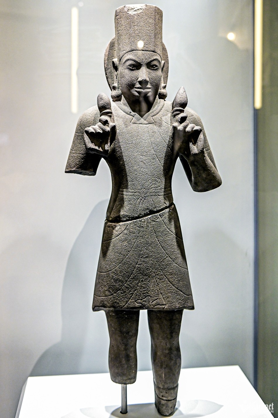 Tượng thần mặt trời Surya, niên đại khoảng 1.500 năm, được tìm thấy năm 1928 tại An Giang. Tượng nặng 80kg, khắc họa vị thần trong tư thế đứng trang nghiêm. Cả 2 hiện vật đều tiêu biểu cho kỹ thuật điêu khắc tinh xảo của nền văn hóa Óc Eo Tượng thần mặt trời Surya, niên đại khoảng 1.500 năm, được tìm thấy năm 1928 tại An Giang. Tượng nặng 80kg, khắc họa vị thần trong tư thế đứng trang nghiêm. Cả 2 hiện vật đều tiêu biểu cho kỹ thuật điêu khắc tinh xảo của nền văn hóa Óc Eo