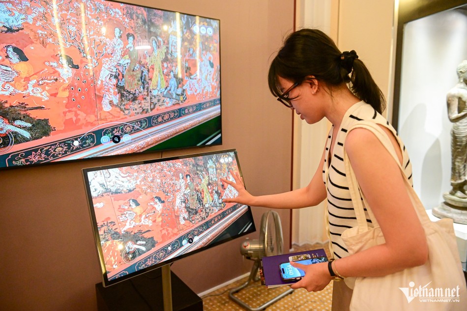 Tác phẩm sơn mài “Vườn xuân Trung Nam Bắc” của họa sĩ Nguyễn Gia Trí, được công nhận bảo vật quốc gia năm 2013. Đây là tác phẩm ông sáng tác trong gần 20 năm (1969-1989) với kích thước lớn 200x540cm. Cả 2 hiện vật đều được lưu giữ tại Bảo tàng Mỹ thuật TP.HCM và được số hóa trưng bày tại triển lãm này Tác phẩm sơn mài “Vườn xuân Trung Nam Bắc” của họa sĩ Nguyễn Gia Trí, được công nhận bảo vật quốc gia năm 2013. Đây là tác phẩm ông sáng tác trong gần 20 năm (1969-1989) với kích thước lớn 200x540cm. Cả 2 hiện vật đều được lưu giữ tại Bảo tàng Mỹ thuật TP.HCM và được số hóa trưng bày tại triển lãm này