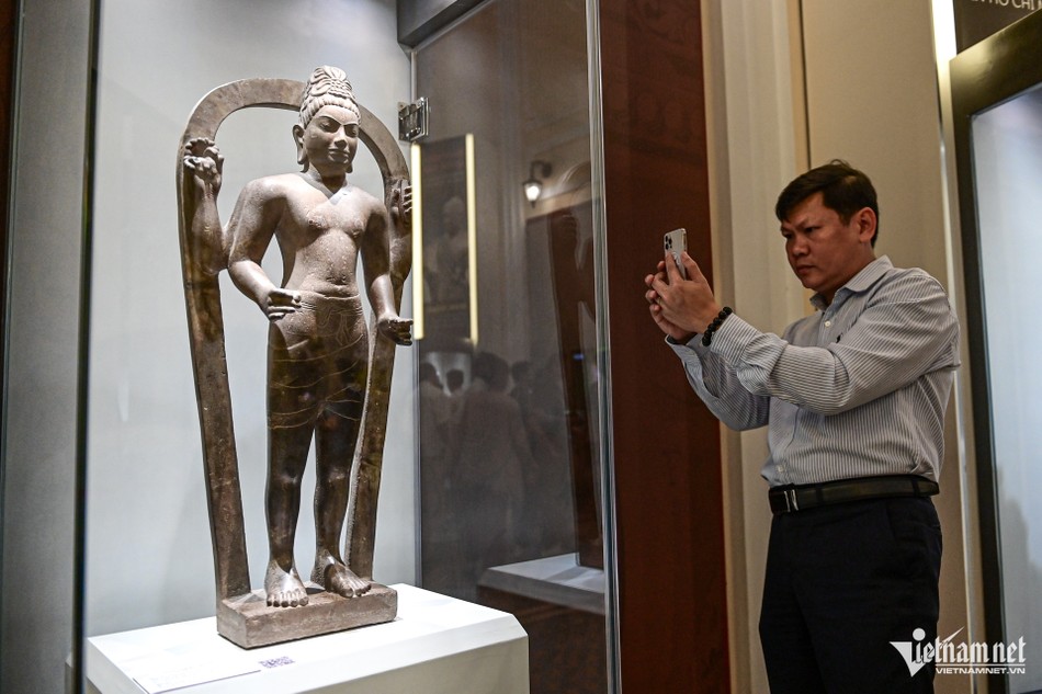 Tượng Bồ-tát Quan Thế Âm có niên đại thế kỷ VII, được phát hiện tại Trà Vinh năm 1937. Tượng cao 90cm, làm bằng đá sa thạch, có 4 tay và thuộc loại hình nguyên gốc, độc bản - đại diện tiêu biểu cho loại hình điêu khắc tượng Avalokitesvara của nền văn hóa Óc Eo Tượng Bồ-tát Quan Thế Âm có niên đại thế kỷ VII, được phát hiện tại Trà Vinh năm 1937. Tượng cao 90cm, làm bằng đá sa thạch, có 4 tay và thuộc loại hình nguyên gốc, độc bản - đại diện tiêu biểu cho loại hình điêu khắc tượng Avalokitesvara của nền văn hóa Óc Eo