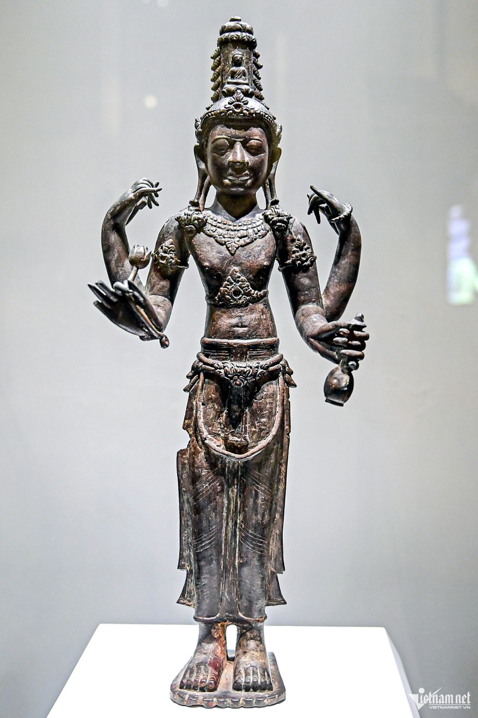 Tượng Avalokitesvara Hoài Nhơn thuộc văn hóa Chăm Pa, niên đại thế kỷ VIII - IX, được làm bằng đồng, nặng khoảng 40kg. Tượng thể hiện Bồ-tát 4 tay, dáng đứng thanh thoát, đội tượng Phật A Di Đà trên đầu Tượng Avalokitesvara Hoài Nhơn thuộc văn hóa Chăm Pa, niên đại thế kỷ VIII - IX, được làm bằng đồng, nặng khoảng 40kg. Tượng thể hiện Bồ-tát 4 tay, dáng đứng thanh thoát, đội tượng Phật A Di Đà trên đầu