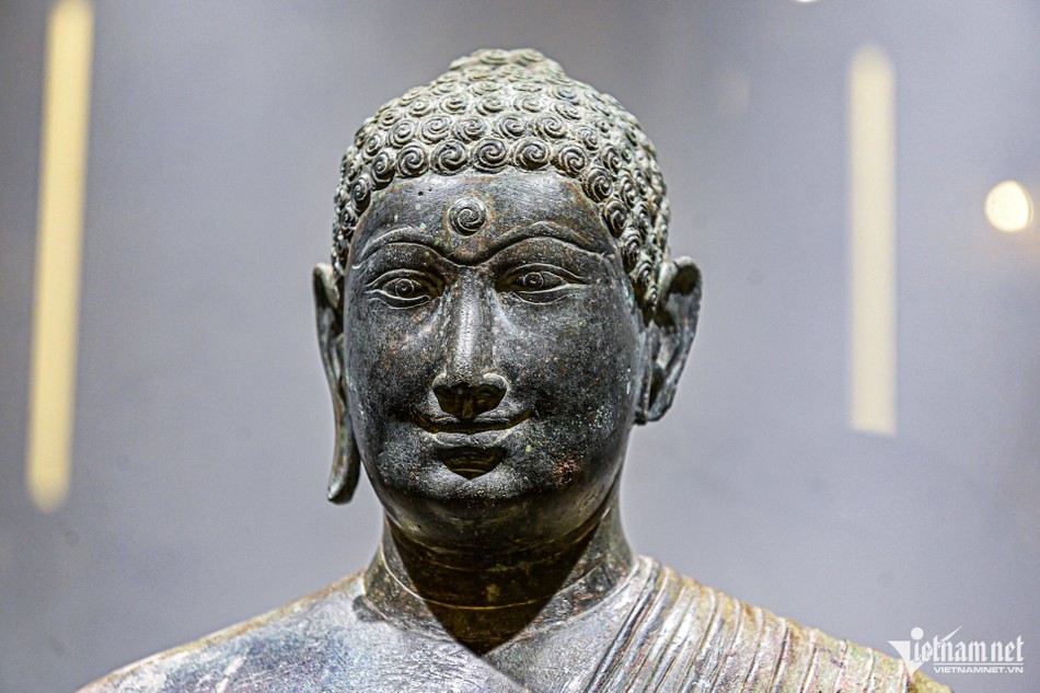 Tượng được chế tác bằng đồng, đứng trên bệ sen cách điệu, thể hiện đúng theo quý tướng của đồ tượng học Phật giáo: trên đỉnh đầu có nhục kế nhô cao biểu thị cho trí tuệ siêu việt, tóc xoắn ốc, thùy tai dài, khuôn mặt tròn, phúc hậu; giữa trán khắc nổi một vòng tròn, chân mày cong, mũi thon; cổ cao ba ngấn... Tượng được chế tác bằng đồng, đứng trên bệ sen cách điệu, thể hiện đúng theo quý tướng của đồ tượng học Phật giáo: trên đỉnh đầu có nhục kế nhô cao biểu thị cho trí tuệ siêu việt, tóc xoắn ốc, thùy tai dài, khuôn mặt tròn, phúc hậu; giữa trán khắc nổi một vòng tròn, chân mày cong, mũi thon; cổ cao ba ngấn...