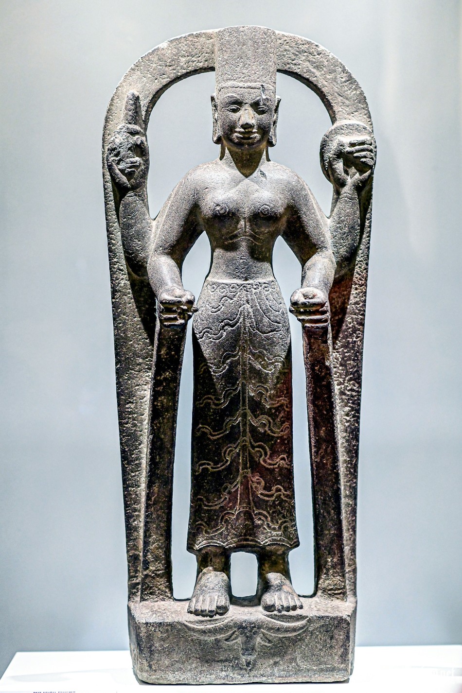 Tượng nữ thần Durga được tạc vào thế kỷ VII, phát hiện năm 1902 tại Trà Vinh. Tượng cao 75cm, nặng 75kg, bằng đá sa thạch, thể hiện hình ảnh nữ thần đứng trên đầu một con trâu - biểu tượng cho việc khuất phục quỷ trâu, giải thoát con người khỏi tai ương Tượng nữ thần Durga được tạc vào thế kỷ VII, phát hiện năm 1902 tại Trà Vinh. Tượng cao 75cm, nặng 75kg, bằng đá sa thạch, thể hiện hình ảnh nữ thần đứng trên đầu một con trâu - biểu tượng cho việc khuất phục quỷ trâu, giải thoát con người khỏi tai ương