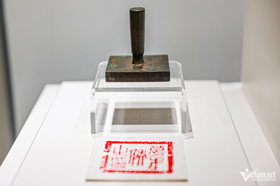 Ấn Lương Tài Hầu chi ấn, có niên đại năm 1833. Hiện vật thuộc Bảo tàng TP.HCM, được công nhận bảo vật quốc gia năm 2020 Ấn Lương Tài Hầu chi ấn, có niên đại năm 1833. Hiện vật thuộc Bảo tàng TP.HCM, được công nhận bảo vật quốc gia năm 2020