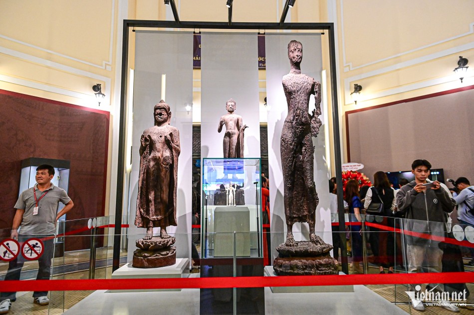 Góc trái là tượng Phật Thích Ca Mâu Ni, phát hiện tại Đồng Tháp năm 1937. Tượng cao 2m, nặng 100kg, được chạm khắc từ cây gỗ trai nguyên khối, có niên đại khoảng 1.500 năm, phản ánh nghệ thuật điêu khắc văn hóa Óc Eo. Chính giữa là tượng Phật bằng gỗ bằng lăng, được phát hiện ở Long An năm 1947, niên đại thế kỷ III - IV. Tượng cao 1,13m, nặng 73kg, dáng đứng thanh mảnh, mặc áo choàng hở vai. Bên phải là tượng Phật đứng trên tòa sen, làm bằng gỗ sao, niên đại thế kỷ 4, được tìm thấy ở Đồng Tháp năm 1943, cao 2,68m, nặng 100kg. Đây là 3 tượng Phật gỗ cổ xưa nhất Đông Nam Á, hiện được trưng bày tại trung tâm khu triển lãm, thuộc sở hữu của Bảo tàng Lịch sử TP.HCM Góc trái là tượng Phật Thích Ca Mâu Ni, phát hiện tại Đồng Tháp năm 1937. Tượng cao 2m, nặng 100kg, được chạm khắc từ cây gỗ trai nguyên khối, có niên đại khoảng 1.500 năm, phản ánh nghệ thuật điêu khắc văn hóa Óc Eo. Chính giữa là tượng Phật bằng gỗ bằng lăng, được phát hiện ở Long An năm 1947, niên đại thế kỷ III - IV. Tượng cao 1,13m, nặng 73kg, dáng đứng thanh mảnh, mặc áo choàng hở vai. Bên phải là tượng Phật đứng trên tòa sen, làm bằng gỗ sao, niên đại thế kỷ 4, được tìm thấy ở Đồng Tháp năm 1943, cao 2,68m, nặng 100kg. Đây là 3 tượng Phật gỗ cổ xưa nhất Đông Nam Á, hiện được trưng bày tại trung tâm khu triển lãm, thuộc sở hữu của Bảo tàng Lịch sử TP.HCM