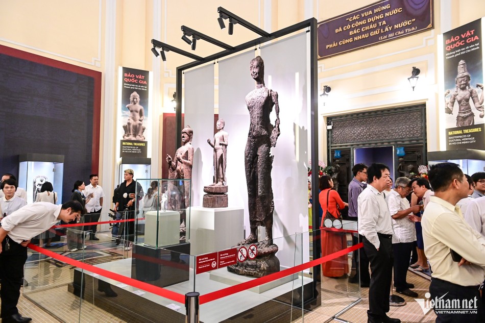 17 bảo vật quốc gia thuộc các bảo tàng công lập và bộ sưu tập tư nhân ở TP.HCM lần đầu cùng được trưng bày tại Bảo tàng Lịch sử Thành phố, phác họa bức tranh tổng thể về lịch sử, văn hóa Việt Nam từ thời tiền sử đến hiện đại 17 bảo vật quốc gia thuộc các bảo tàng công lập và bộ sưu tập tư nhân ở TP.HCM lần đầu cùng được trưng bày tại Bảo tàng Lịch sử Thành phố, phác họa bức tranh tổng thể về lịch sử, văn hóa Việt Nam từ thời tiền sử đến hiện đại