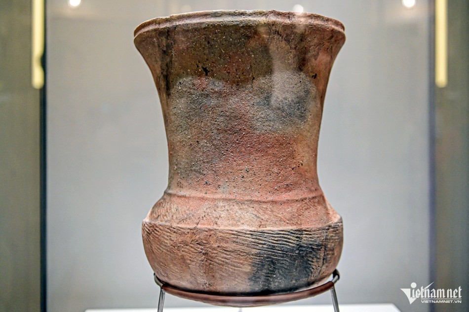 Chõ gốm văn hóa Đông Sơn, có niên đại khoảng 2.000-2.500 năm trước, là hiện vật thuộc bộ sưu tập tư nhân của diễn viên Chi Bảo. Đây là hiện vật gốc, độc bản, được công nhận là bảo vật quốc gia năm 2024. Chõ gốm mang giá trị thực tiễn cao, phản ánh đời sống thời đại các Vua Hùng dựng nước Chõ gốm văn hóa Đông Sơn, có niên đại khoảng 2.000-2.500 năm trước, là hiện vật thuộc bộ sưu tập tư nhân của diễn viên Chi Bảo. Đây là hiện vật gốc, độc bản, được công nhận là bảo vật quốc gia năm 2024. Chõ gốm mang giá trị thực tiễn cao, phản ánh đời sống thời đại các Vua Hùng dựng nước