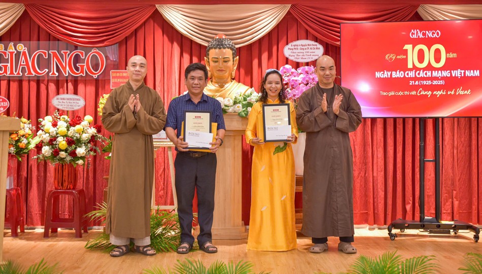 Tác giả Trầm Thanh Tuấn đạt giải ba và đại diện cho tác giả Lương Đình Khoa (giải nhì) nhận thưởng - Ảnh: Quảng Đạo