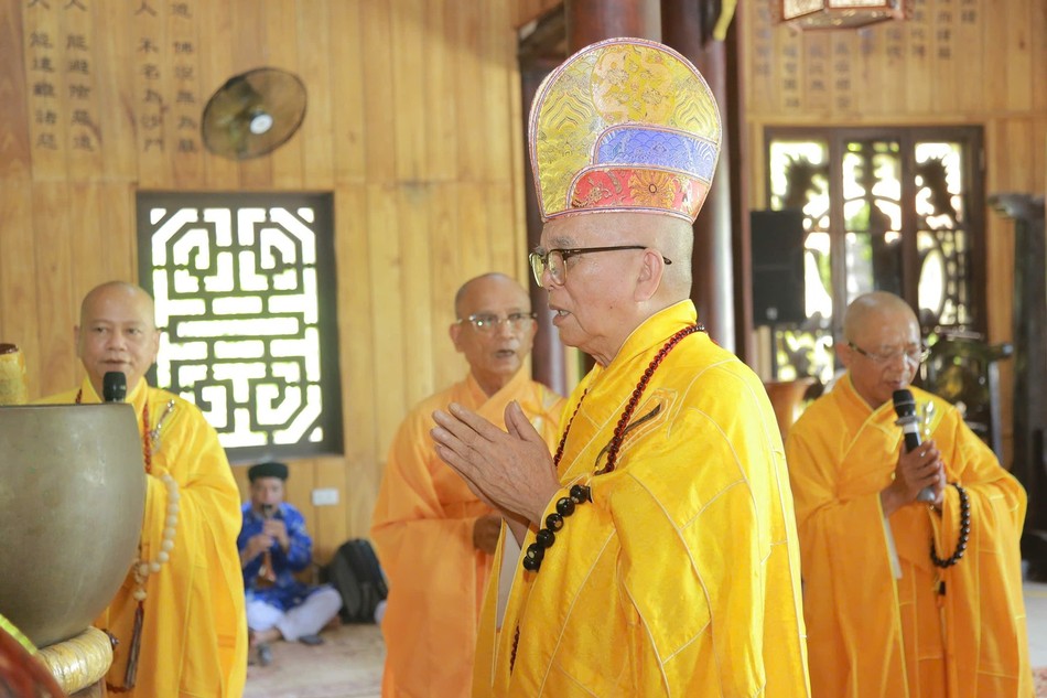 Hòa thượng Thích Thanh Đàm đương vi sám chủ