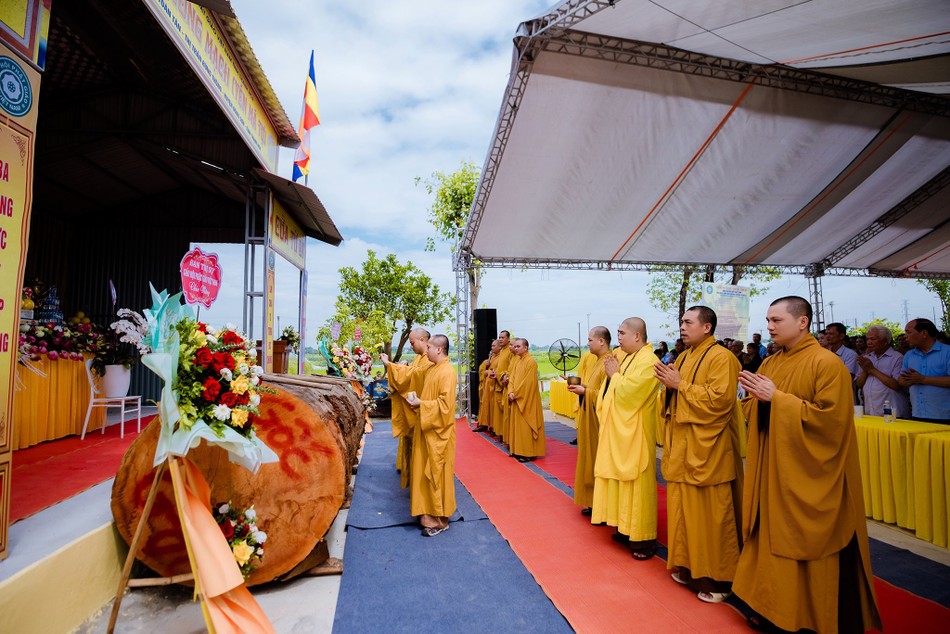 Chư tôn đức cử hành nghi thức sái tịnh