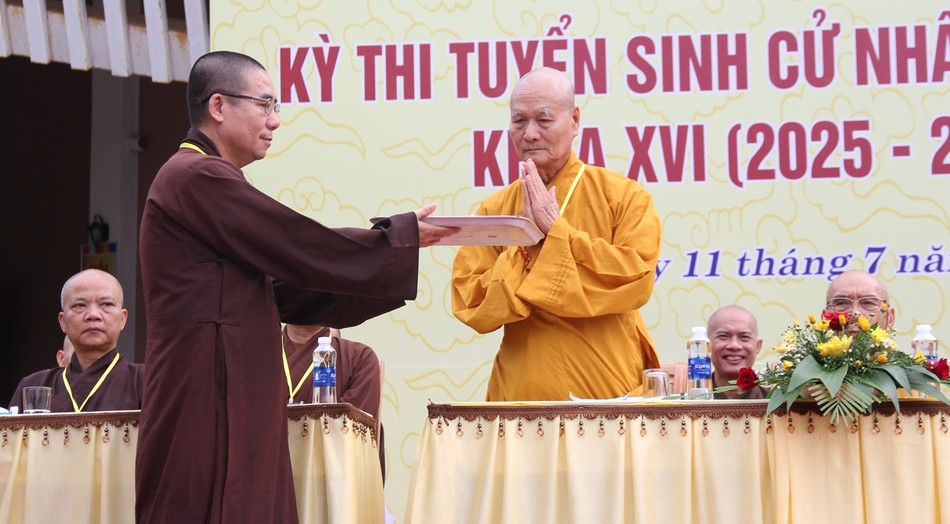 Hòa thượng Chủ tịch Hội đồng tuyển sinh trao đề thi đến đại diện Ban Giám thị Hòa thượng Chủ tịch Hội đồng tuyển sinh trao đề thi đến đại diện Ban Giám thị