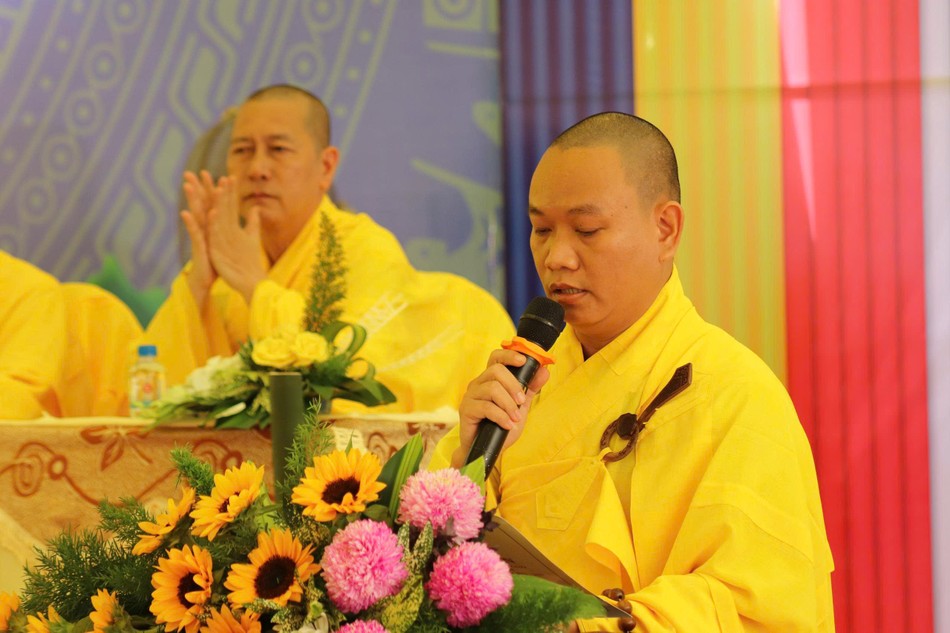 Đại đức Thích Từ Nghiêm đọc quyết định bổ nhiệm trụ trì chùa Hải Lộc