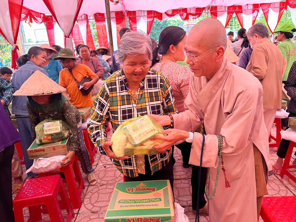 Trao quà đến bà con có hoàn cảnh khó khăn Trao quà đến bà con có hoàn cảnh khó khăn
