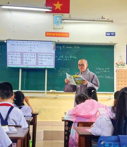 Thầy Duy Tường trên bục giảng - Ảnh: NVCC Thầy Duy Tường trên bục giảng - Ảnh: NVCC