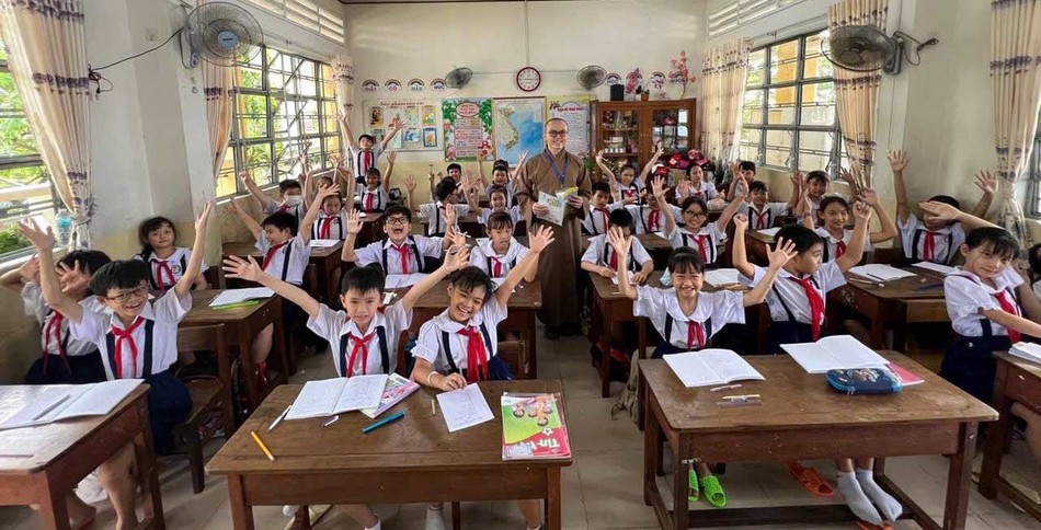 Bên các em học trò nhỏ - Ảnh: NVCC Bên các em học trò nhỏ - Ảnh: NVCC