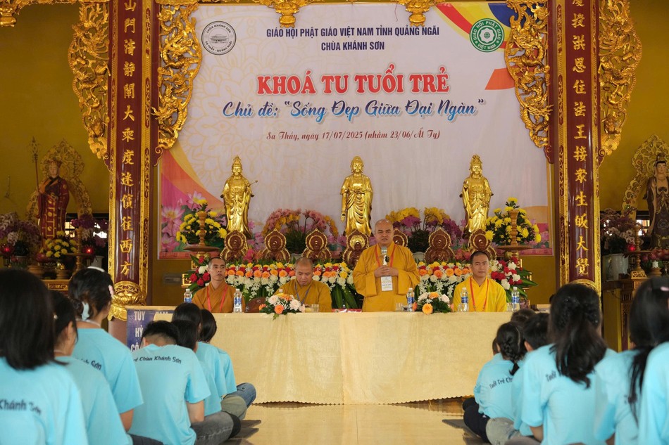 Thượng tọa Thích Nhuận Pháp ban đạo từ