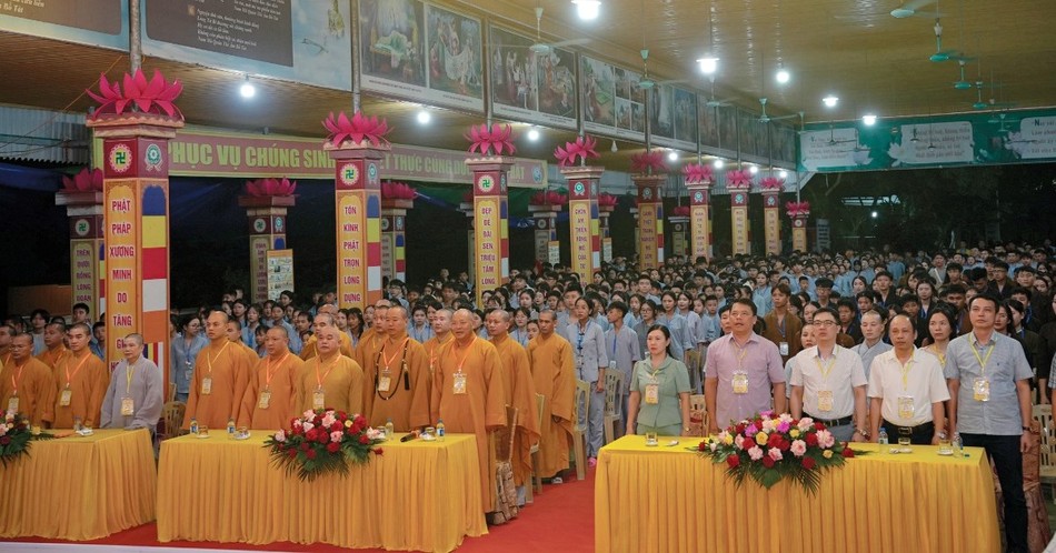 Chư tôn đức, đại biểu, tình nguyện viên và các em khóa sinh tham dự lễ khai mạc Chư tôn đức, đại biểu, tình nguyện viên và các em khóa sinh tham dự lễ khai mạc