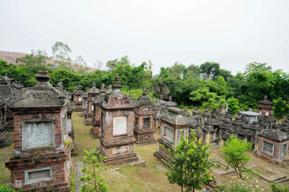 Vườn tháp chùa Bổ Đà tọa lạc trên sườn núi Phượng Hoàng với diện tích gần 8.000m2, được xem là vườn tháp cổ lớn nhất và đẹp nhất Việt Nam. Có khoảng 110 ngôi tháp và mộ lớn nhỏ, trong đó 97 ngôi tháp cổ hàng trăm năm tuổi, chôn giữ tro cốt xá-lợi hơn 1.200 Tăng Ni thuộc dòng thiền Lâm Tế khắp cả nước. Kiến trúc tháp mộ trong vườn hầu hết là tháp 3-4 tầng, cao 3-5 m, riêng tháp của Sư tổ có kích thước lớn và đồ sộ hơn. Các tháp này được xây bằng gạch chỉ, đá núi, mạch vữa từ mật mía và bột giấy bản, tạo nên kết cấu chắc chắn và bền vững qua nhiều thế kỷ. Vườn tháp được công nhận là Di tích Lịch sử - Kiến trúc nghệ thuật cấp quốc gia đặc biệt vào năm 2016 Vườn tháp chùa Bổ Đà tọa lạc trên sườn núi Phượng Hoàng với diện tích gần 8.000m2, được xem là vườn tháp cổ lớn nhất và đẹp nhất Việt Nam. Có khoảng 110 ngôi tháp và mộ lớn nhỏ, trong đó 97 ngôi tháp cổ hàng trăm năm tuổi, chôn giữ tro cốt xá-lợi hơn 1.200 Tăng Ni thuộc dòng thiền Lâm Tế khắp cả nước. Kiến trúc tháp mộ trong vườn hầu hết là tháp 3-4 tầng, cao 3-5 m, riêng tháp của Sư tổ có kích thước lớn và đồ sộ hơn. Các tháp này được xây bằng gạch chỉ, đá núi, mạch vữa từ mật mía và bột giấy bản, tạo nên kết cấu chắc chắn và bền vững qua nhiều thế kỷ. Vườn tháp được công nhận là Di tích Lịch sử - Kiến trúc nghệ thuật cấp quốc gia đặc biệt vào năm 2016