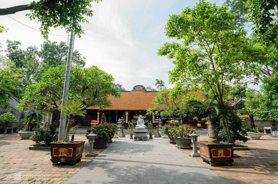 Chùa Vĩnh Nghiêm (hay chùa Đức La) thuộc thôn Quốc Khánh, xã Tân An, lưu giữ hơn 3.000 mộc bản là kinh, sách thuốc, giới luật nhà Phật chủ yếu từ thế kỷ 17 đến 19. Công trình nằm trong quần thể Yên Tử - Vĩnh Nghiêm - Côn Sơn Kiếp Bạc được UNESCO công nhận Di sản văn hóa thế giới tại kỳ họp lần thứ 47 ngày 12-7. Từng là trung tâm đào tạo Tăng đồ trong gần 8 thế kỷ hình thành và phát triển của Thiền phái Trúc Lâm Yên Tử, chùa Vĩnh Nghiêm có di vật đa dạng như: Hệ thống tượng thờ với hơn 100 pho tượng; hoành phi - câu đối, kho kinh sách nhà Phật mộc bản; 8 tấm văn bia ghi lại toàn bộ tiến trình lịch sử phát triển của Trung tâm Phật giáo Vĩnh Nghiêm… Chùa Vĩnh Nghiêm (hay chùa Đức La) thuộc thôn Quốc Khánh, xã Tân An, lưu giữ hơn 3.000 mộc bản là kinh, sách thuốc, giới luật nhà Phật chủ yếu từ thế kỷ 17 đến 19. Công trình nằm trong quần thể Yên Tử - Vĩnh Nghiêm - Côn Sơn Kiếp Bạc được UNESCO công nhận Di sản văn hóa thế giới tại kỳ họp lần thứ 47 ngày 12-7. Từng là trung tâm đào tạo Tăng đồ trong gần 8 thế kỷ hình thành và phát triển của Thiền phái Trúc Lâm Yên Tử, chùa Vĩnh Nghiêm có di vật đa dạng như: Hệ thống tượng thờ với hơn 100 pho tượng; hoành phi - câu đối, kho kinh sách nhà Phật mộc bản; 8 tấm văn bia ghi lại toàn bộ tiến trình lịch sử phát triển của Trung tâm Phật giáo Vĩnh Nghiêm…