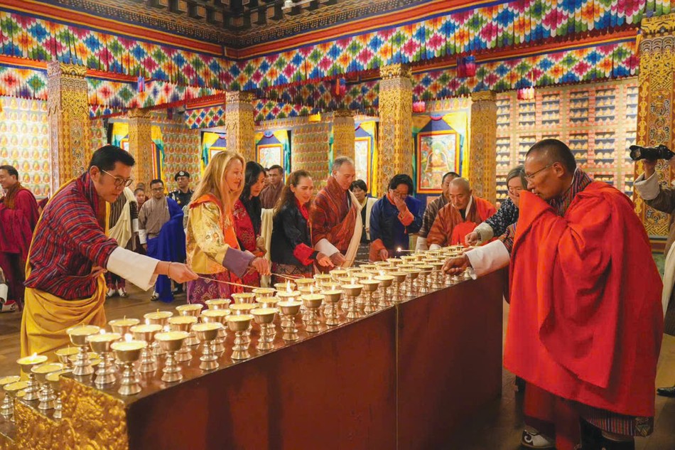 Dzong yên tĩnh tuyệt đối, chỉ có âm thanh tụng kinh của chư Tăng và tiếng nhạc khí du dương trầm bổng. Tôi đứng lặng, nhìn chăm chú vào các bích họa lớn trên tường, nhất là các bức mandala