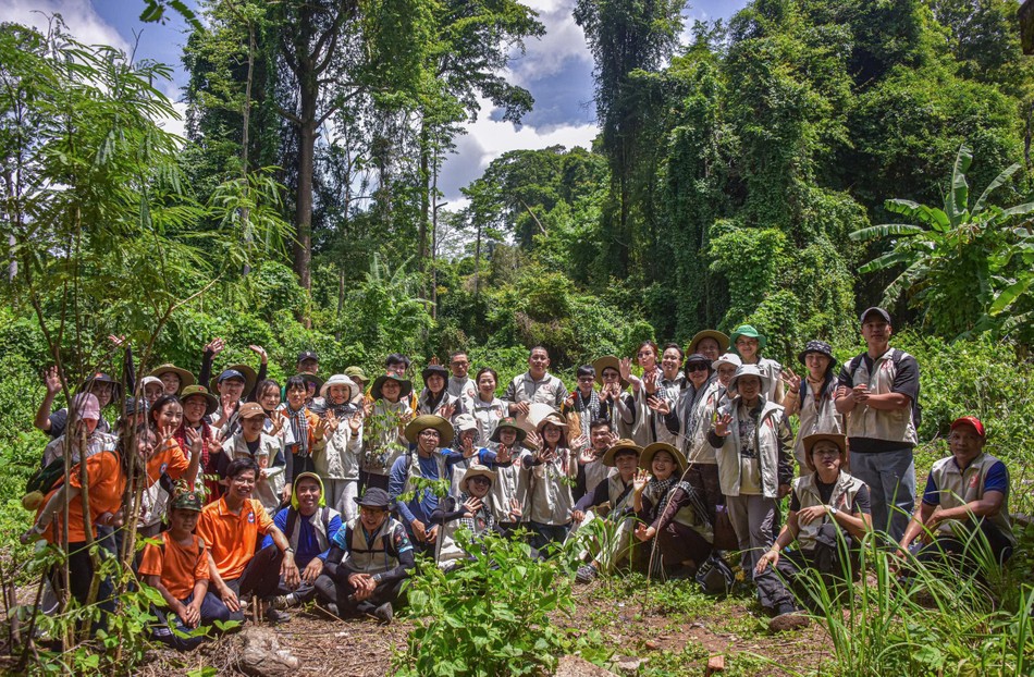 Các bạn trẻ tham dự chương trình &quot;Tặng rừng cho mai sau&quot; do chùa Diệu Pháp tổ chức