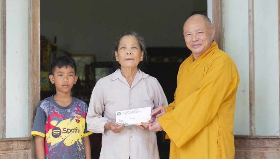 Thượng tọa Thích Tâm Định tận tay trao quà Thượng tọa Thích Tâm Định tận tay trao quà