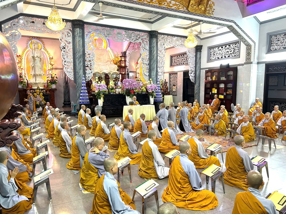 Chư Ni thính giới tại trường hạ Kim Sơn Chư Ni thính giới tại trường hạ Kim Sơn