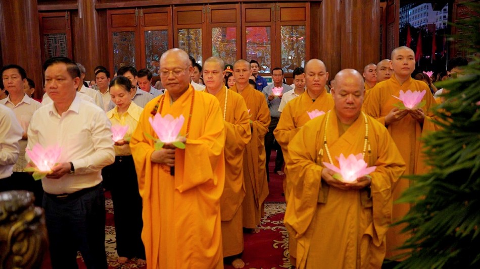 Thắp hoa đăng tưởng niệm