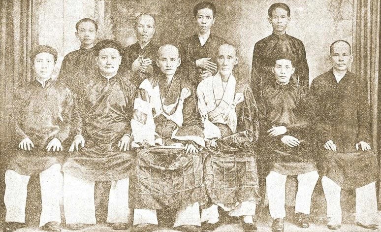 Các thành viên tòa soạn báo Từ Bi Âm. Hòa thượng Bích Liên ở vị trí thứ 3 từ trái sang, hàng ngồi Các thành viên tòa soạn báo Từ Bi Âm. Hòa thượng Bích Liên ở vị trí thứ 3 từ trái sang, hàng ngồi