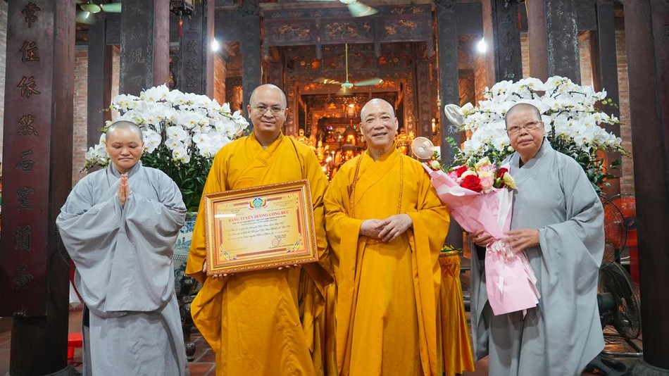 Trao Bằng tuyên dương công đức Trao Bằng tuyên dương công đức