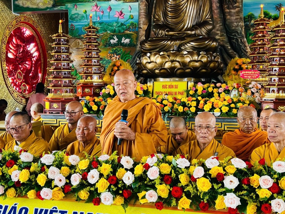 Trưởng lão Hòa thượng Thích Minh Hồng ban đạo từ Trưởng lão Hòa thượng Thích Minh Hồng ban đạo từ