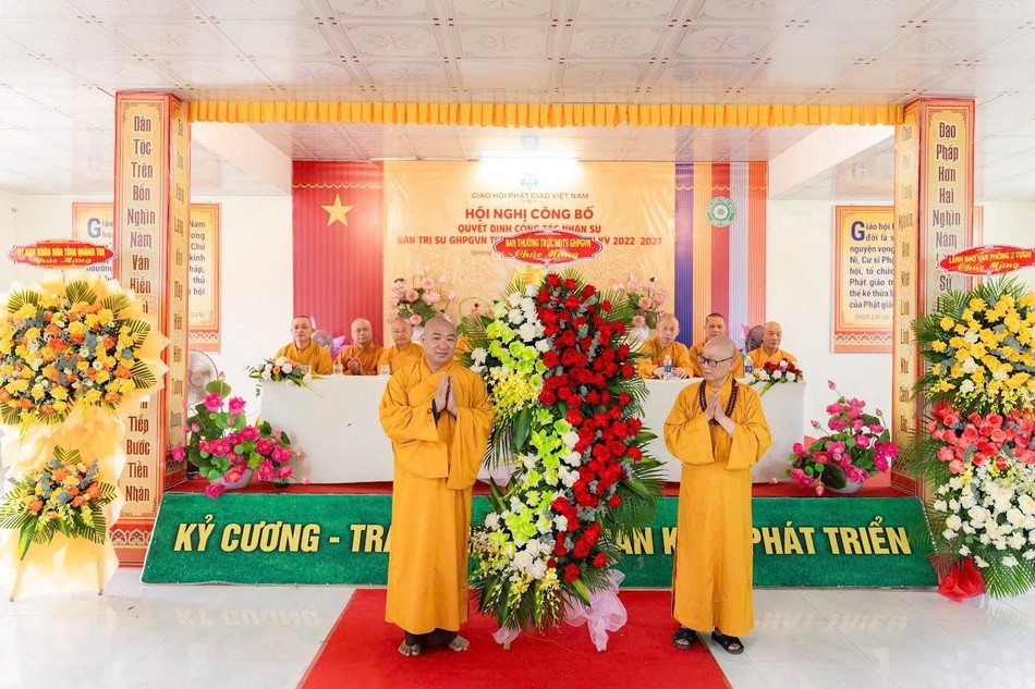 Hòa thượng Thích Tánh Nhiếp đón nhận lẵng hoa chúc mừng của Ban Thường trực Hội đồng Trị sự Hòa thượng Thích Tánh Nhiếp đón nhận lẵng hoa chúc mừng của Ban Thường trực Hội đồng Trị sự