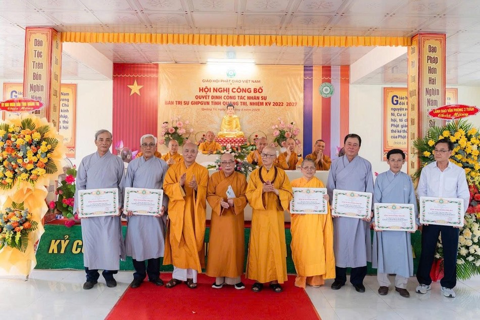 Trao Bằng tuyên dương công đức Trao Bằng tuyên dương công đức